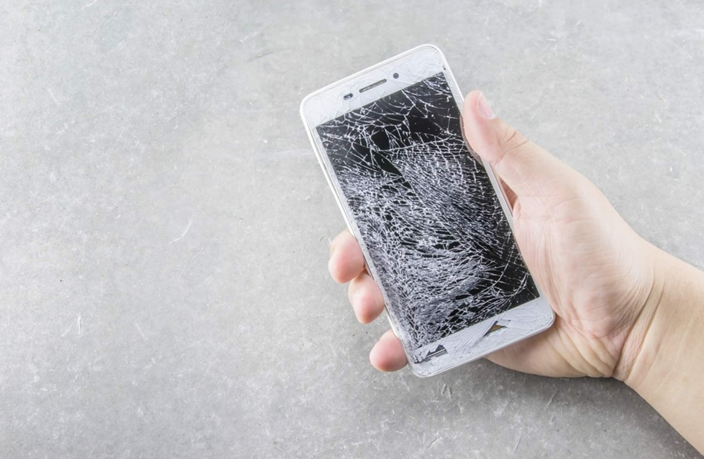 Разбитый мобильный телефон. Разбитый айфон. Сломанный айфон. Разбитые телефоны. Разбитый айфон в руке.